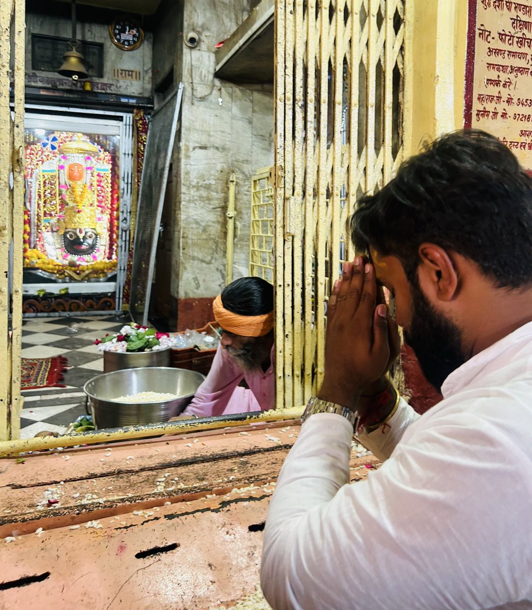 Shubhamshuklamp's tweet image. सामने देखो कौन हैं?
स्वयं साक्षात इस सृष्टि के पालनहार "कामतानाथ स्वामी" चित्रकूट धाम!🙏
अद्भुत दर्शन मालिक। जीवन धन्य हुआ।।
