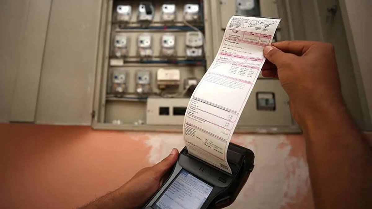 45 Milyon Vatandaşa Gizli Elektrik Zammı! ⚠️

Deniz Yavuzyılmaz, apartmanlardaki ortak alan (asansör, hidrofor, çevre aydınlatma) elektriğine %130’a varan zam gelebileceğini ve yaklaşık 45 milyon vatandaşı etkileyebileceğini belirtti☢️ 2026’dan itibaren ortak kullanımda 3 000 kWh