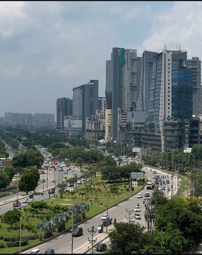 NoidaUpdatesX's tweet image. Greater noida west: 130 meter road

Authority need to fix few things:
- zero roadside/service lane parking
- zero tolerance for hawkers
- ask UP elec. dpt. for u/g power lines