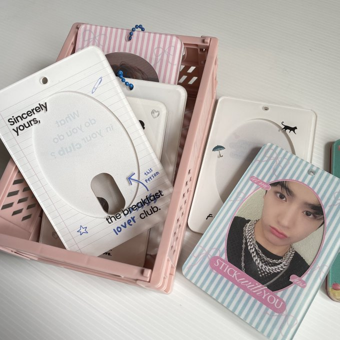 __saintudio's tweet photo. @O3filez ada cahol ready stock 1side &amp;&amp; 2sides! untuk katalog sama stockist bisa langsung check ke shopee ya 💗📷 https://t.co/DbrIydDJMA https://t.co/GdUYqSDUHc