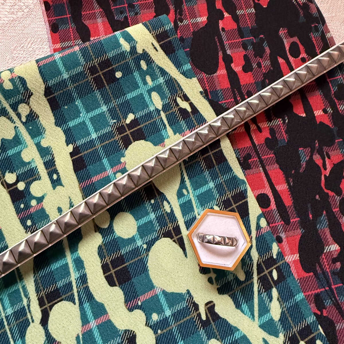 文楽足袋(<a href="/naruto_tabi/">文楽足袋</a> )より発売のオリジナルデザイン半襟hitoshioより「splash」
オリジナルのタータンチェックにドリッピングの柄をかけたデザイン
赤と緑のカラーがございます❤️💚
スタッズやレザー素材を合わせてロックテイストなコーデもおすすめ！
#hitoshio
#hitoshiobybunraku
#文楽足袋