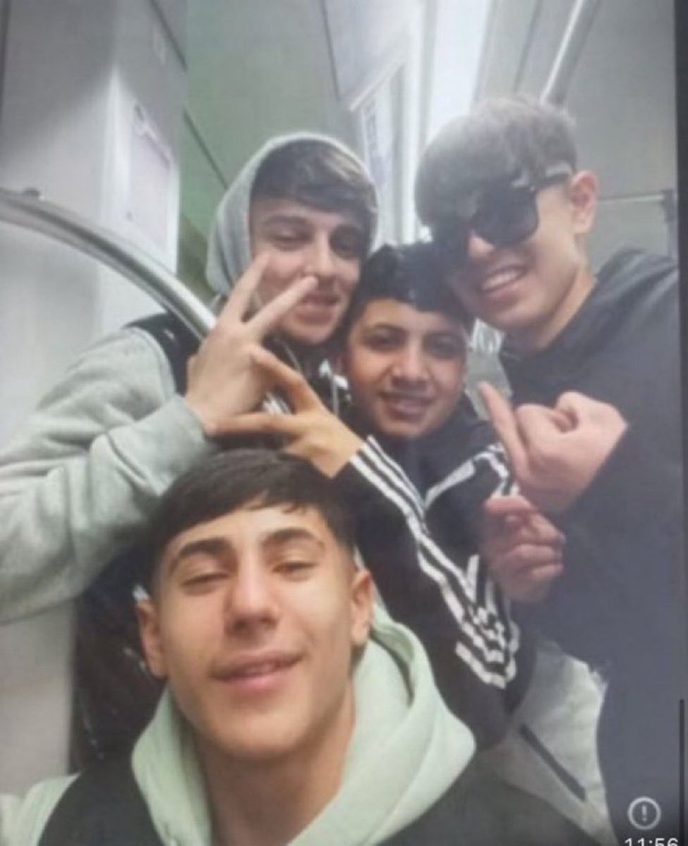 Günaydınlar arkadaşlar!

Fotoğrafta gördüğünüz 4 kişinin 2’si şuan elini kolunu sallayarak aramızda geziyor!

Hunharca öldürülen sizin oğlunuz, kızınız, evladınız olabilirdi!

İlk gün söyledim “asla unutturmayacağım!”

UNUTMA, UNUTTURMA!