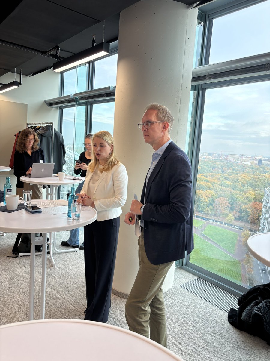 Die neue Führungsphilosophie der <a href="/DB_Bahn/">Deutsche Bahn Personenverkehr</a> Chefin Evelyn Palla. Weniger ankündigen, mehr leisten. Weg von der Zentralisierung, Stärkung des Unternehmertums vor Ort. Abbau von Bürokratie im Tower. Im Dezember soll Konzept für Konzernumbau fertig sein.