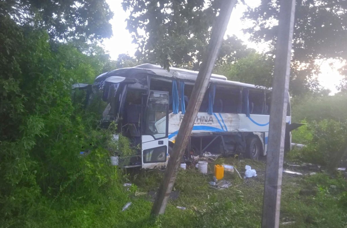 ThinakaranLK's tweet image. மதவாச்சி தனியார் சொகுசு பஸ் விபத்தில் 26 வயது இளைஞன் பலி

மேலதிக விபரம் &amp;gt;&amp;gt;&amp;gt; thinakaran.lk/?p=160025

#LuxuryBus #Accident #Death #Madawachchiya #Injured #Hospitalized #Thinakaran #SriLanka #LKA #SL