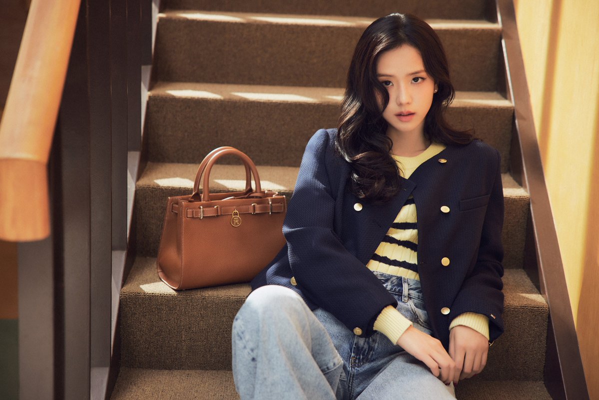 TommyHilfiger's tweet image. #JISOO gets ready for winter in preppy layers