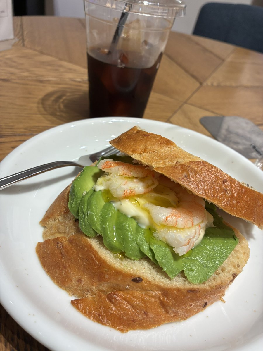 北風爆風なので近所お散歩🚶
最近アボカドがお気に入り