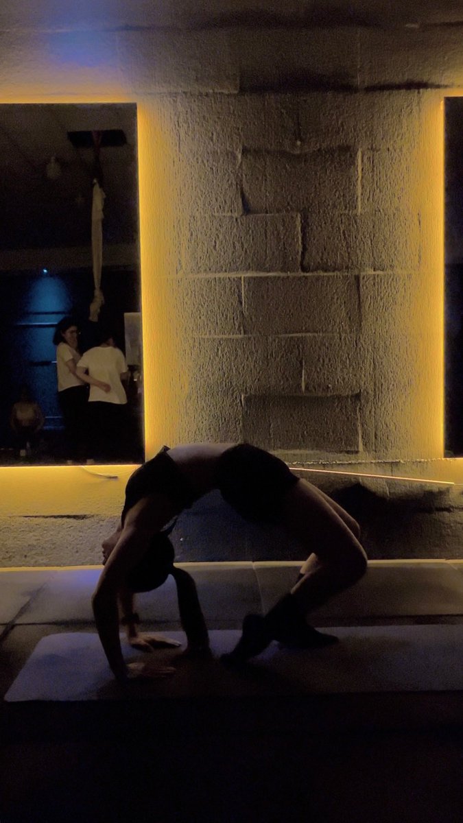 مُطی tweet media