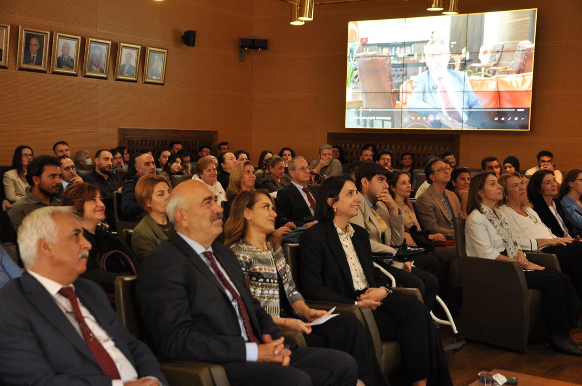 Emekliye ayrılan hocamız Prof. Dr. Mustafa Hamdi Sayar için yapılan toplantıda meslektaşları ve öğrencilerinin dilinden kendisinin bir insan ve bir akademisyen olarak hayatını ve çalışmalarını dinledik. Hocamıza hayatının yeni döneminde sağlık ve esenlik dolu nice yıllar dileriz.