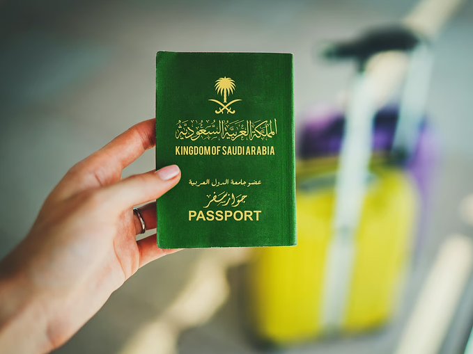 تصرفات فردية تسيء للوطن.. سعوديون في الخارج بين الجهل وسوء التمثيل. مقاطع متداولة توثق سلوكيات غير لائقة لبعض المسافرين السعوديين أثارت استياءً واسعًا. الخارجية شددت على احترام القوانين والعادات المحلية في الدول المضيفة. وزارة السياحة أطلقت حملة سافر بوعي لتعزيز الصورة الإيجابية للمواطن السعودي. أكثر من 13 مليون سعودي سافروا للخارج في 2023. مختصون: الحالات الفردية لا تمثل المجتمع السعودي المعروف بأخلاقه واحترامه للأنظمة 