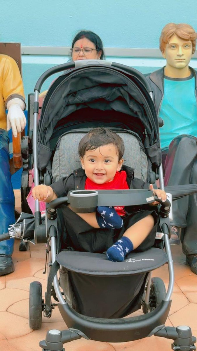 वृद्ध अतीत में जीता है इसलिए निराश रहता है
युवा भविष्य में जीता है इसलिए निराश रहताहै  परंतु 
एक बच्चा वर्तमान में जीता है इसलिए सदैव खुश रहता है।❣️❣️❣️❣️❣️