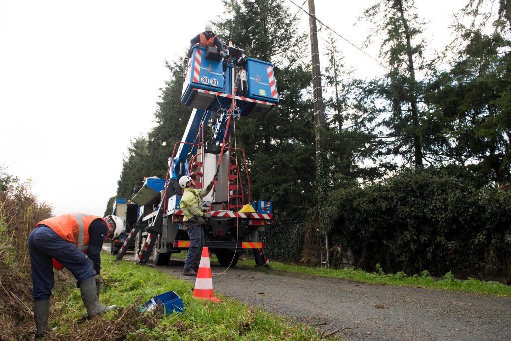 GWoznica's tweet image. [DIRECT] #TempêteBenjamin : à 8h30, &quot;plus de 100.000 foyers&quot; sont privés d&apos;électricité selon les chiffres d&apos;Enedis communiqués à @LCI. Ils sont 45.000 en Nouvelle-Aquitaine, 15.000 en Auvergne-Rhône-Alpes et 15.000 en Bourgogne-Franche-Comté... #VigilanceOrange