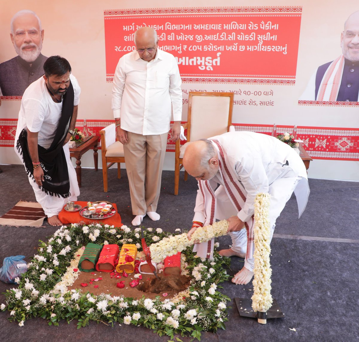Bhupendrapbjp's tweet photo. ગાંધીનગર લોકસભાના સાંસદ અને માનનીય કેન્દ્રીય ગૃહ-સહકારિતા મંત્રી શ્રી અમિતભાઈ શાહે અમદાવાદ-માળિયા માર્ગ પર શાંતિપુરા ચોકડીથી ખોરજ GIDC ચોકડી સુધીના 28.870 કિલોમીટર લંબાઈના ખંડના છ-માર્ગીયકરણની કામગીરીનું ખાતમુહૂર્ત કર્યું હતું. 

આ પ્રોજેક્ટ અંતર્ગત, 13 નાના પુલ પહોળા કરવાના તથા 5 નવા અંડરપાસના નિર્માણના કાર્યો પણ હાથ ધરાશે. તેમજ, 22.731 કિ.મી. લંબાઈમાં બંને બાજુ સર્વિસ રોડનું નિર્માણ પણ કરવામાં આવશે. 

અંદાજે રૂ. 805 કરોડના ખર્ચે નિર્માણ થનાર આ માર્ગ સાણંદ અને વિરમગામના ઔદ્યોગિક કેન્દ્રોને વધુ સારો અને સુગમ માર્ગ પ્રદાન કરશે. 

@AmitShah