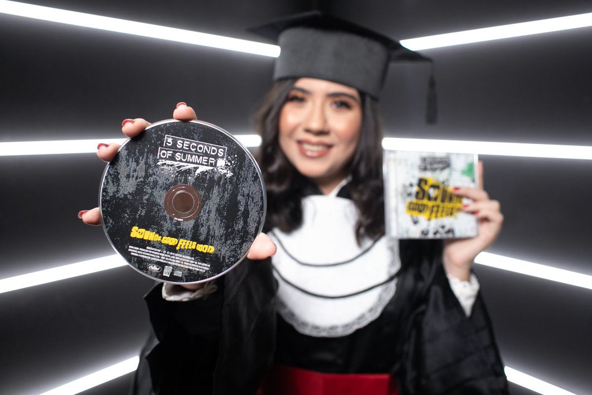 cosgroveados's tweet photo. na época da formatura falaram que poderíamos levar algo especial para as fotos no estúdio... teve gente levando terço, bíblia, fotos de familiares... eu levei o sounds good feels good 

para sempre meu álbum!!! para sempre minha bandinha 💚 https://t.co/G5vwSJMWgV