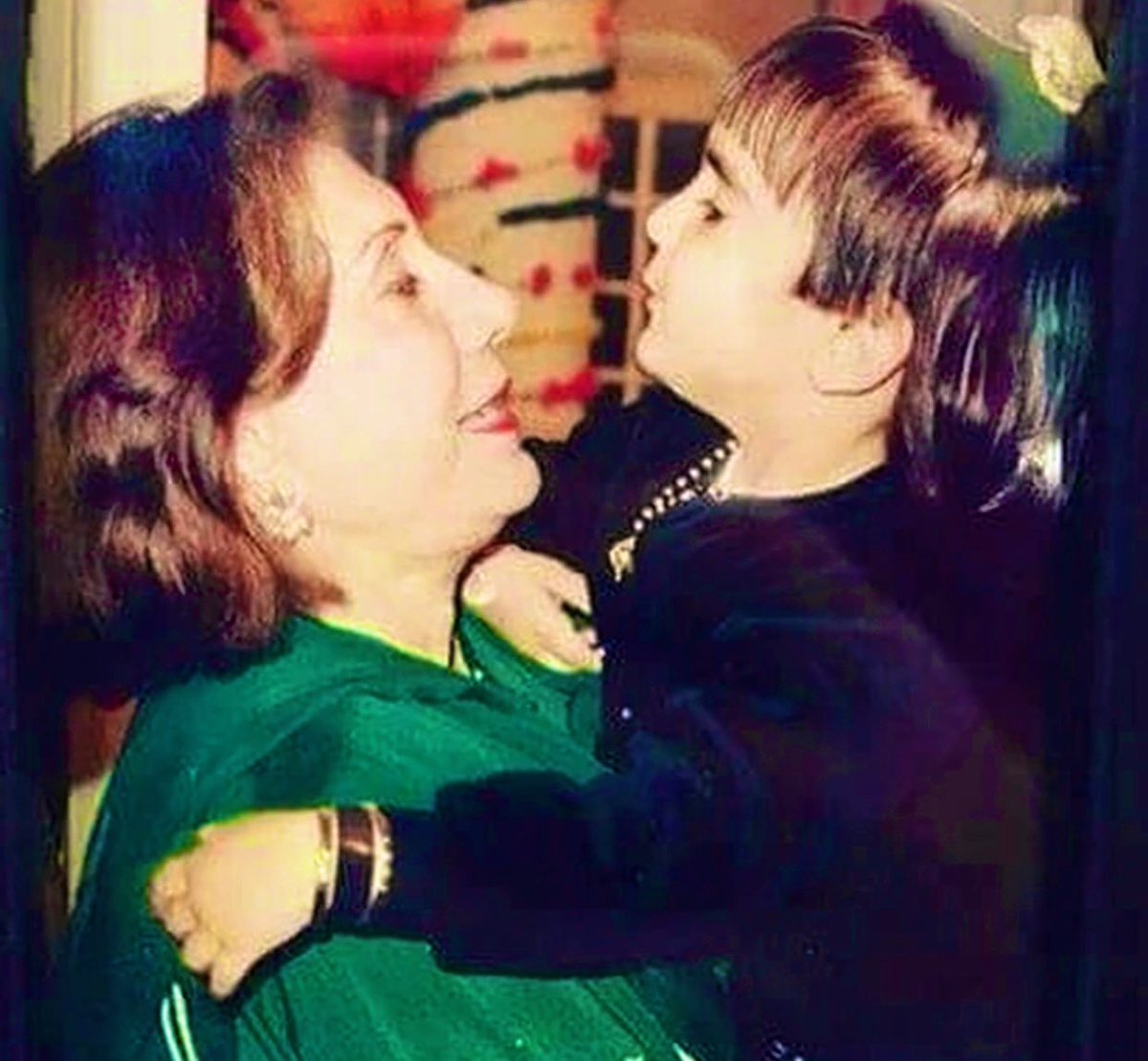 ADfarooqBhh's tweet image. Begam Nusrat Bhutto Sahiba carried the heaviest burdens with dignity… Losing her husband, Her childrens, All for this nation and its future. Her sacrifices were not just for democracy, but for the soul of Pakistan. #MadrEJamhuriyat