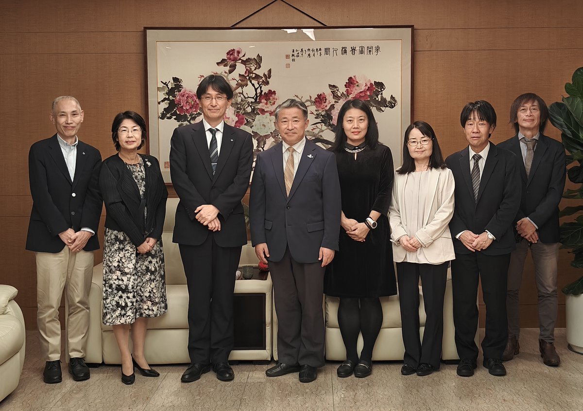 昨晩、熊ノ郷淳総長を始めとする大阪大学ご一行様を別館でお迎えした。坂口志文先生がノーベル賞をめでたく受賞され、また大阪・関西万博の大舞台で大阪大学が大いに活躍されたことにお祝い申し上げ、中日教育・文化交流、大学生の海外留学事情など様々な話題について深い意見交換を行った。医学大家の