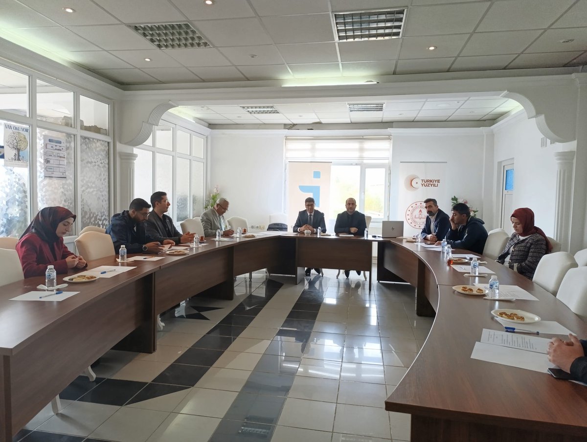 Van Erciş'te Mesleki Bilgi ve Rehberlik Danışmanlık Hizmetleri alt çalışma grubu( MBRD) toplantısı 21.10.2025 tarihinde Erciş Milli Eğitim Müdürlüğü  toplantı salonunda, Hizmet Merkezi Yöneticimiz Fatih BÜYÜKDAĞ ve MBRD Protokolü taraf kurumların katılımcıları ile   gerçekleşti.