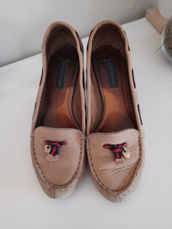 RipianH55535's tweet photo. Carina has #hyperhidrose she can soak her cute heels like in 30min with her #sweatyfeet when she sweat much. Her Tommy Hilfiger heels are still cute, but very #smellyheels. Also when wearing alsways #sweatyheels. #footsweat #toeprints https://t.co/Hi7dNQQ13Q