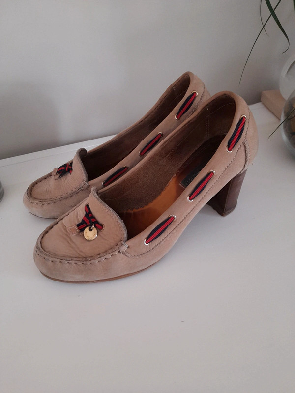 RipianH55535's tweet photo. Carina has #hyperhidrose she can soak her cute heels like in 30min with her #sweatyfeet when she sweat much. Her Tommy Hilfiger heels are still cute, but very #smellyheels. Also when wearing alsways #sweatyheels. #footsweat #toeprints https://t.co/Hi7dNQQ13Q