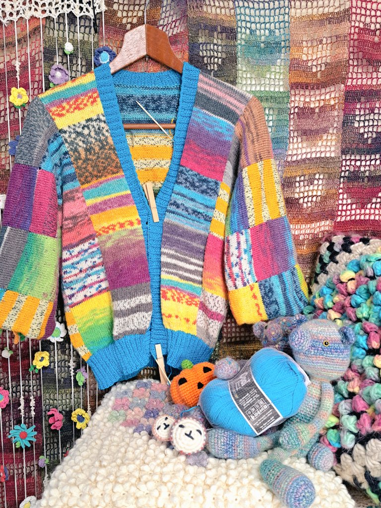 パッチワークカーデはほぼ残り糸🧶で編んでたからグラデ加減把握出来てたけど、今回は12色中10色初見🔰で1リピを把握してなくてカオスw
リブのターコイズが善きお仕事してくれて嬉しい🥹💖