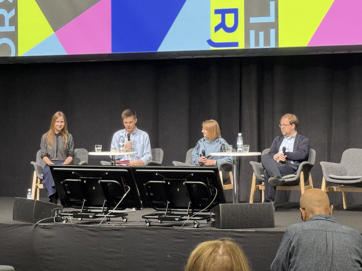 Kirjamessut alkoivat! Ja huippuharvinainen mangaohjelma käynnissä. Lavalla mm. <a href="/mangakartta/">Mangakartta-podcast</a> -podcastin tekijät.