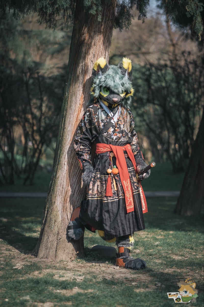 Izaki9nk's tweet image. ( ´ ▽ ` )ノノ你好，这里鸦丸。平时营业的设定是黑猫oc伊萨奇。
2024年1月出道，在b站因兽装穿搭视频而混了眼熟，非常感谢大家的支持w

坐标北京，已经是社畜力😢
平时喜欢打游戏，写小短篇，画小破画。也有在健身啦，最近打算学跳舞。

后续会更新兽装照片和约的稿子来这边来。

留言私信大欢迎。