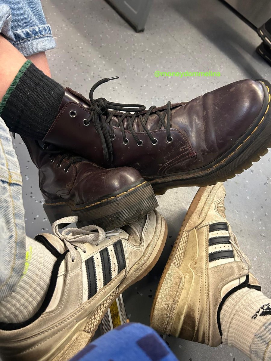 Würdest du lieber die Dr Martens oder Turnschuhe sauber lecken und dabei von uns ausgelacht werden? 😂

Wir hätten auf jeden Fall viel Spaß daran dich erst auszunehmen und im Anschluss noch auszulachen! 😉🤣 

Findom Femdom