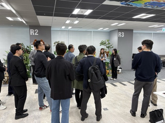 creww_me's tweet photo. ピッチイベントに続き、韓国スタートアップ8社が富士通様Uvance Innovation Studioで、会員企業様と交流・ピッチを実施。AI/XR/IoTの先端技術が、日本のビジネスにどう活かせるか、具体的な対話から新しい連携の可能性が生まれました。🌏 グローバルな動きを加速！
#Creww #共創 #Fujitsu https://t.co/39sQQxUuUt