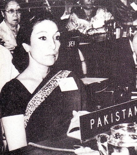 AseefaBZ's tweet image. Remembering our grandmother the iconic Begum Nusrat Bhutto , Pakistan’s former First Lady, and Chairperson of the Pakistan People’s Party.
A woman of extraordinary strength and grace, she stood tall in the darkest chapters of our nation’s history. She dedicated her life to the…
