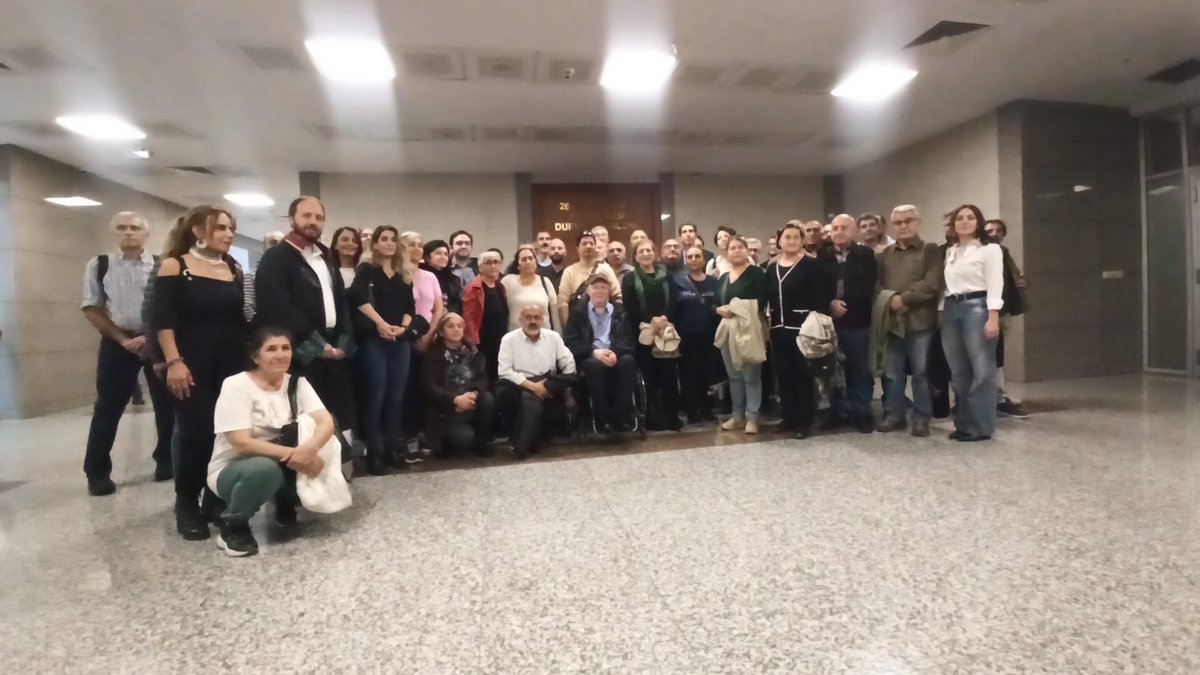 Barışı, demokrasiyi, emeği ve doğayı odağına almış bir kalem olan <a href="/ErcmentAkdeniz/">Ercüment Akdeniz</a> , 243 gündür hapiste! 

Bugün görülecek duruşmasında bir çoğumuz salonda yanı başında yer alamasak da ruhumuz onunla. 

Barışı, emeği ve demokrasiyi savunmak suç değildir!