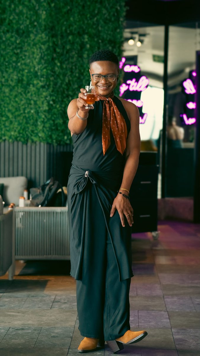 BLACK is redefining Joburg’s nightlife scene. A bistro, lounge &amp; cocktail kitchen. BLACK combines culinary sophistication with unforgettable vibes, making it the go-to destination for Joburg’s discerning professionals, socialites &amp; tastemakers🔗⬇️ lirome.blogspot.com/2025/10/a-gem-…