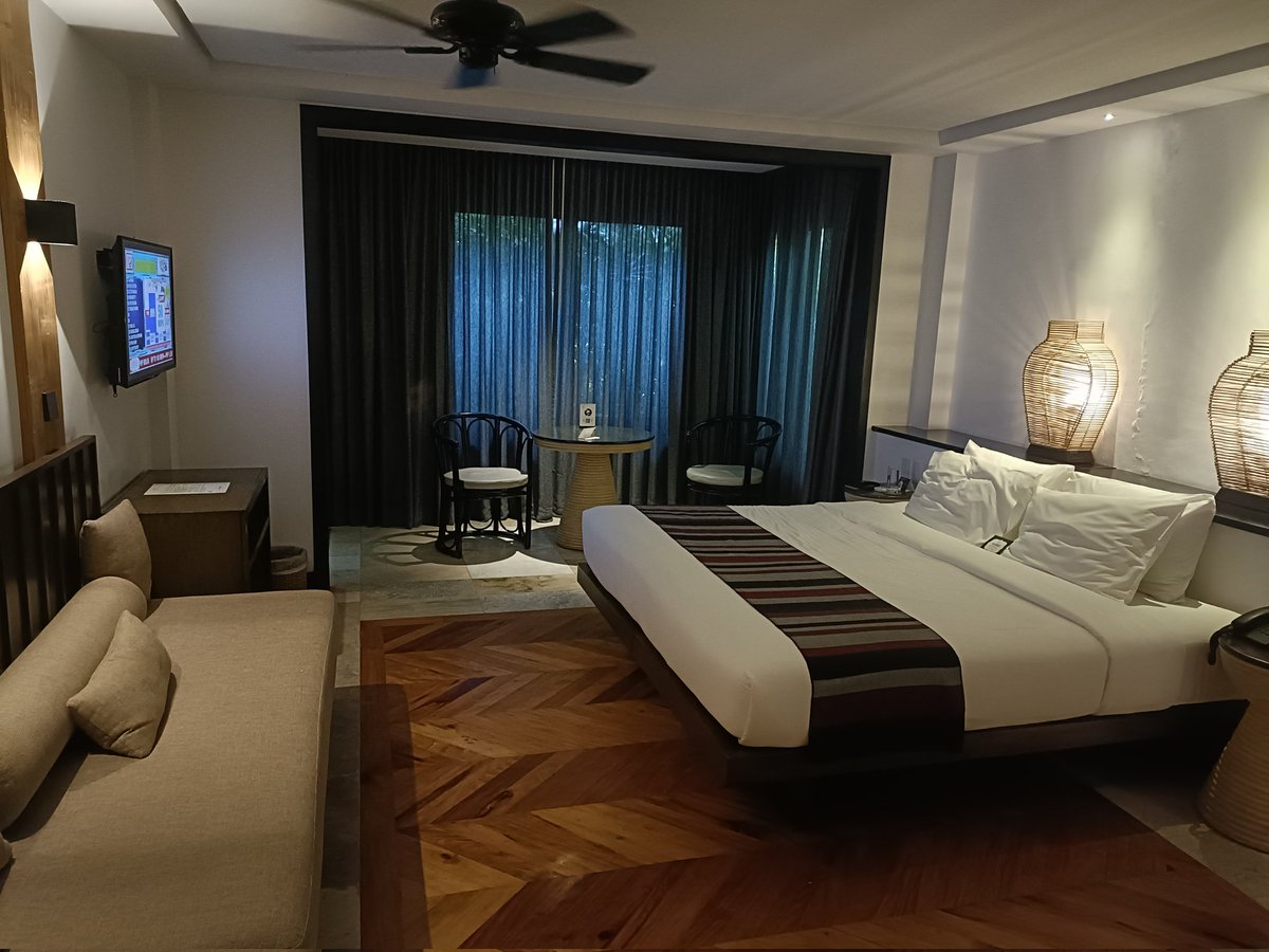 libraboy281985's tweet photo. My room for a week, so big for 1 hehehe, lika samahan mu ako hehehe https://t.co/lg3mwDRksF