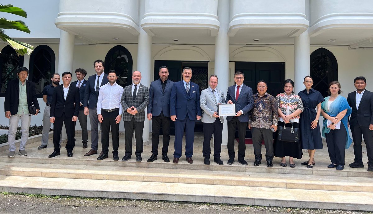 Endonezya Büyükelçimiz <a href="/tkucukcan/">Talip Küçükcan 🇹🇷</a> Talip Küçükcan’ı Cakarta’da <a href="/TC_CakartaBE/">Türkiye in Indonesia</a> elçiliğimizde MÜSİAD heyetimiz ile beraber ziyaret ettik. İki ülke arasında gelişen ilişkilerin seyrini ve potansiyelleri değerlendirdik. Kabulleri için teşekkür ediyorum.