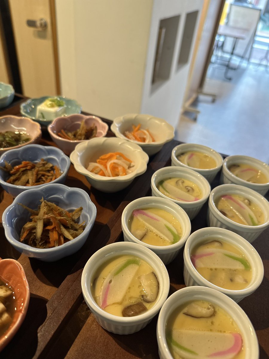 新しいドリンクメニューと、小鉢メニューができました。
その場で抹茶を立てて作る抹茶ラテ(¥700-)と、ミニサイズの茶碗蒸し小鉢。出汁もしっかりとっています･:*+.(( °ω° ))/.:+
#といろキッチン  #阪南市 #南海本線 
#尾崎駅