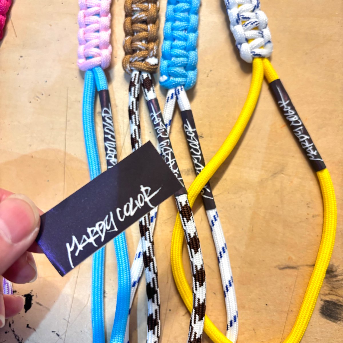 リフレクター生地に手書きロゴのタグを貼り付け❗️
暗い中でライト照らされると反射するやつね🥳
蓄光タイプのパラコードもあるから夜間光るやつ〜