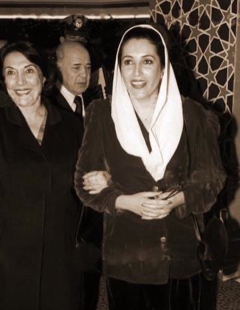 ADfarooqBhh's tweet image. Remembering The Iconic #MadrEJamhuriyat Begum Nusrat Bhutto Sahiba On Her 14th Death Anniversary💔