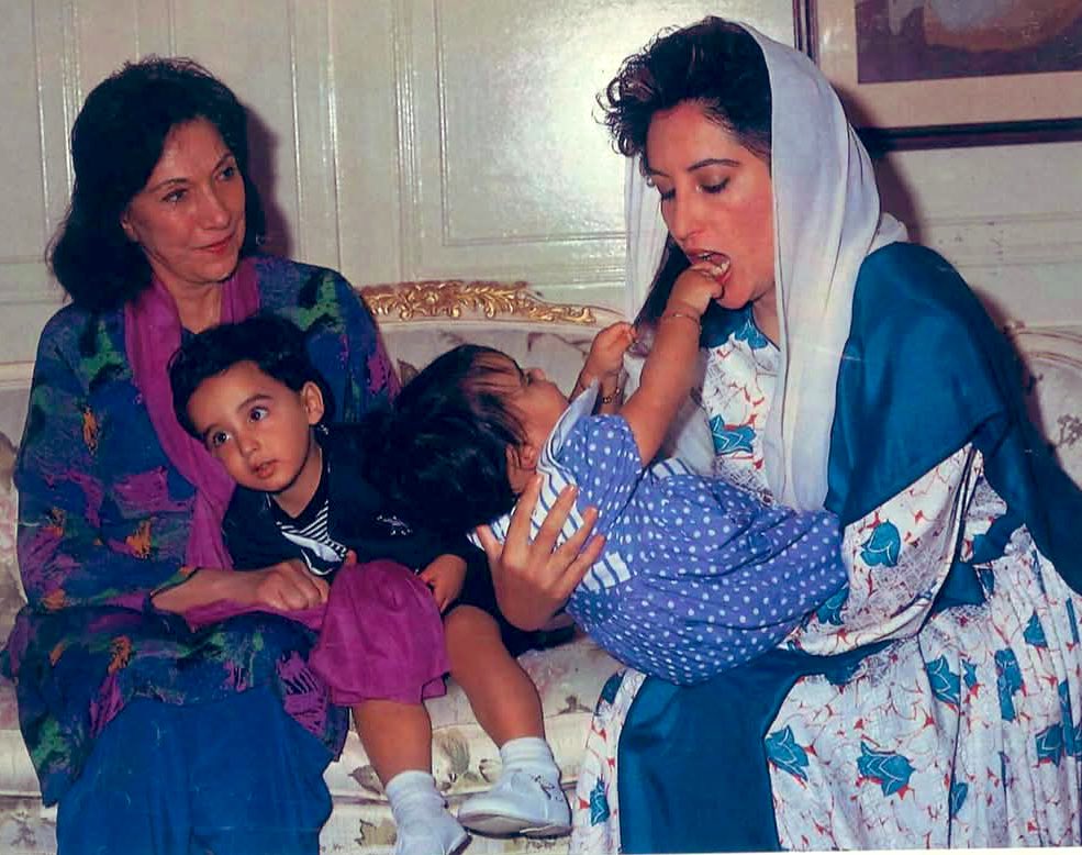 ADfarooqBhh's tweet image. Remembering The Iconic #MadrEJamhuriyat Begum Nusrat Bhutto Sahiba On Her 14th Death Anniversary💔