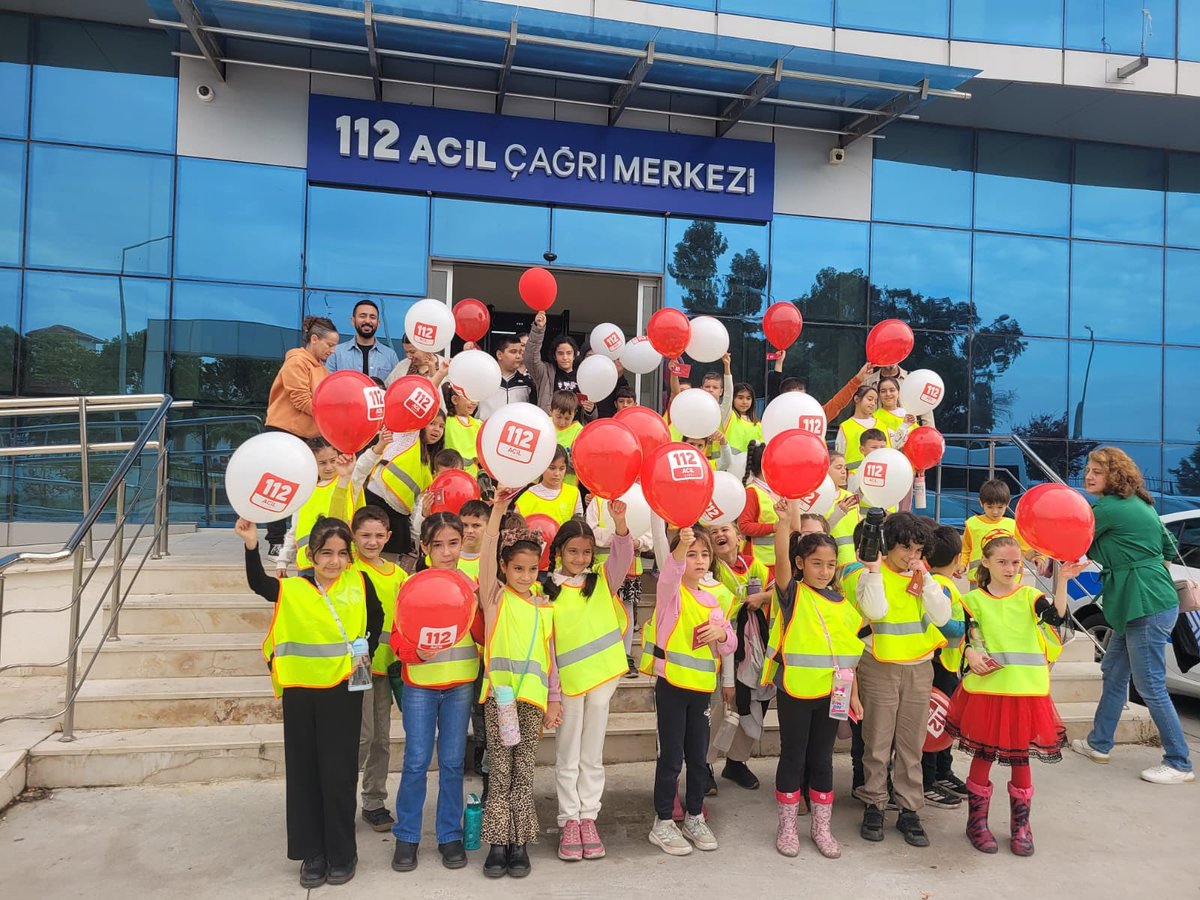 Aydın 112 Acil Çağrı Merkezi (@aydin112acm) on Twitter photo Acil durumda tek numara ➡️📞1️⃣1️⃣2️⃣ bilinirlik ve farkındalık çalışmaları kapsamında Ticaret Odası İlköğretim Okulu öğrencilerine bilgilendirme yapılarak çocuklar için hazırladığımız Acil Durum Kılavuzu dağıtımı sağlandı.
<a href="/112teknumara/">112 Acil Çağrı Merkezleri</a>
<a href="/illeridaresi/">İller İdaresi Genel Müdürlüğü</a>
<a href="/TC_icisleri/">T.C. İçişleri Bakanlığı</a> Acil durumda tek numara ➡️📞1️⃣1️⃣2️⃣ bilinirlik ve farkındalık çalışmaları kapsamında Ticaret Odası İlköğretim Okulu öğrencilerine bilgilendirme yapılarak çocuklar için hazırladığımız Acil Durum Kılavuzu dağıtımı sağlandı.
<a href="/112teknumara/">112 Acil Çağrı Merkezleri</a>
<a href="/illeridaresi/">İller İdaresi Genel Müdürlüğü</a>
<a href="/TC_icisleri/">T.C. İçişleri Bakanlığı</a>