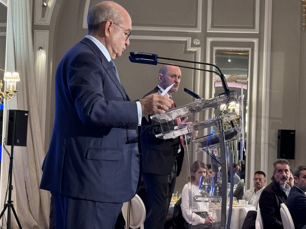 Rafael Louzán <a href="/rfef/">RFEF</a> desvela en <a href="/NewEconomyForum/">New Economy Forum</a> el impacto económico del Mundial 2030 

Impacto de 5.000 mill en el PIB 

90.000 empleos (directos+indirectos)

1,4 mill de turistas internacionales 

3.700 mill de gasto turístico 

“Tenemos que saber aprovechar esta oportunidad”