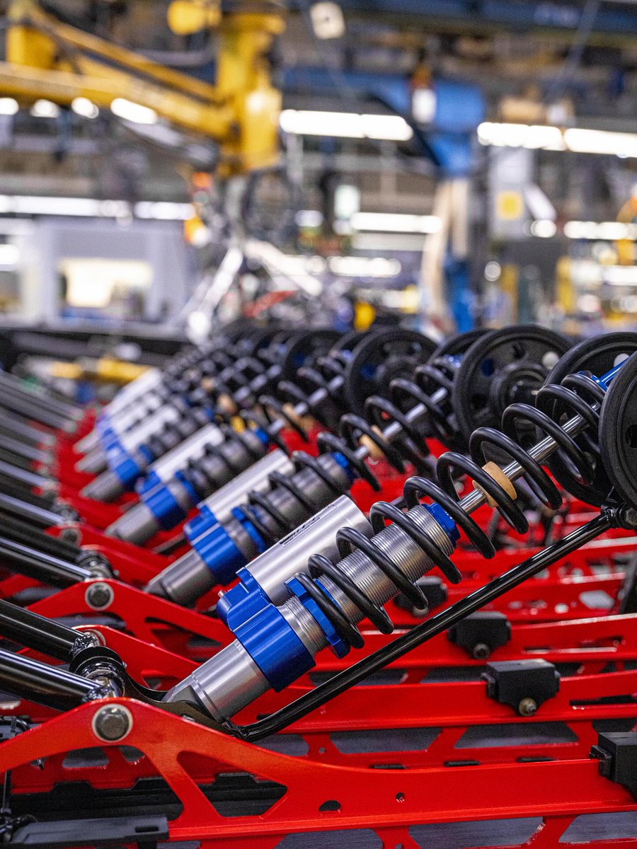 polarisjpn's tweet image. 一枚の緻密な設計図から始まり、やがてそれは圧倒的な加速を生み出します🏔️

#PolarisSnow polarissnowmobile.jp