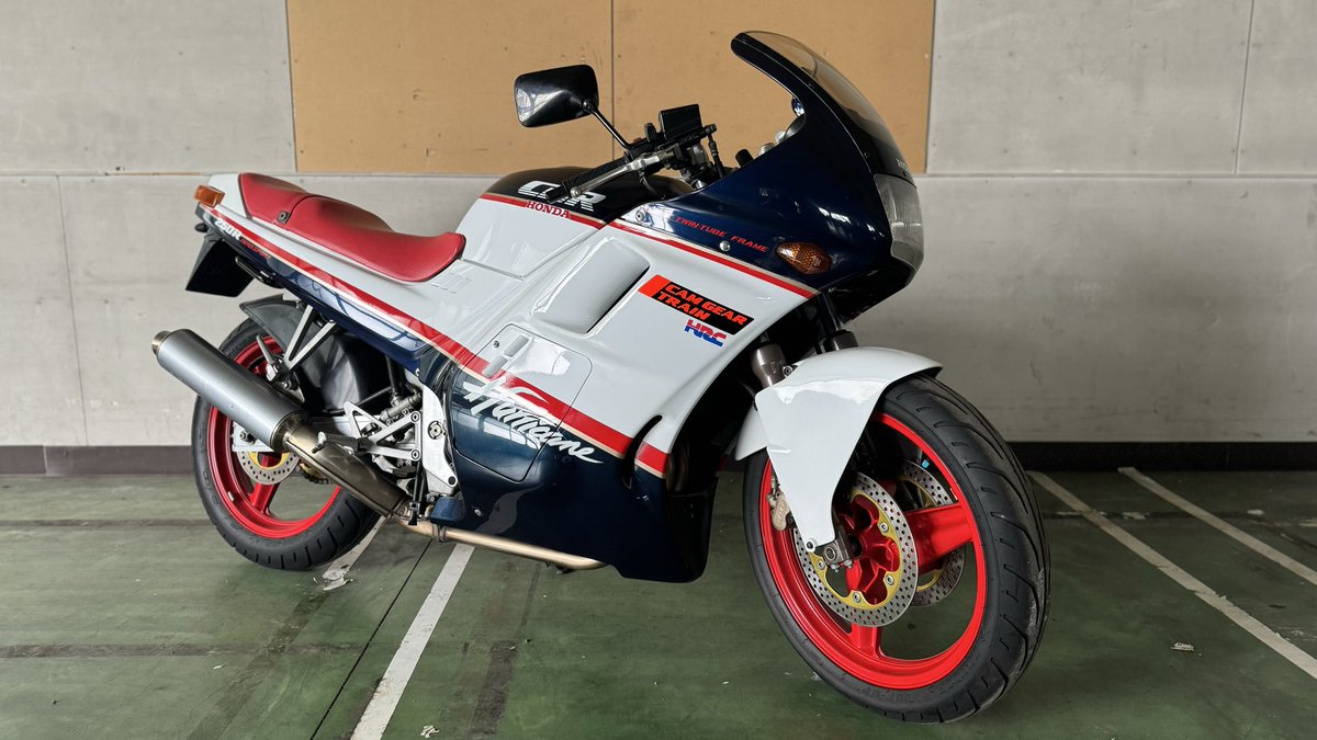 ホンダ CBR250R 「ハリケーン」の愛称を持つ4気筒のCBR250R。 クラス