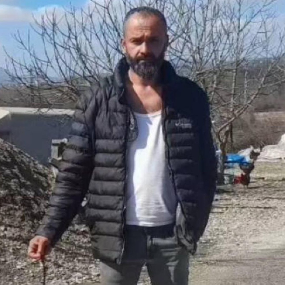bosunatiklama's tweet photo. Zonguldak'ta su kuyusunda cesedi bulunan 17 yaşındaki Hasret'in cinayet şüphelisi Deniz Boyacı'nın, cezaevi firarisi olduğu öğrenildi.

Şahsın;
• 2001 yılında, 17 yaşındayken Çaycuma'da 4 kişilik aileyi katlettiği,
• 2016'da tahliye olduktan sonra, 2001 yılında Konya'da bir müteahhiti öldürdüğü gerekçesiyle tekrar tutuklandığı,
• Açık cezaevine alındıktan sonra izin alıp firar ettiği öğrenildi.
• Ayrıca Hasret'in, Deniz Boyacı'nın çocuğuna 4 yıl önce bakıcılık yaptığı belirlendi.