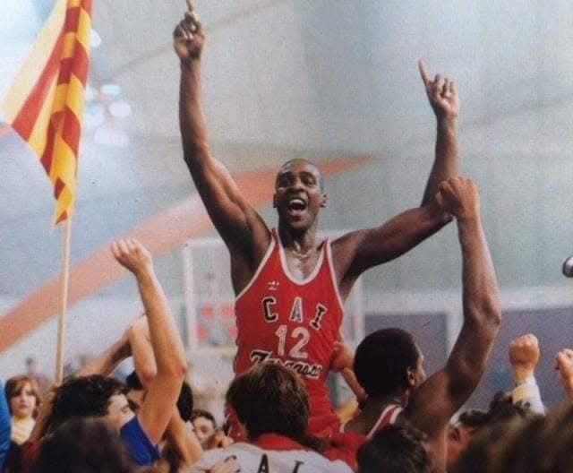 Sergbar's tweet photo. 😢 Hoy hace 22 años que nos dejó la pantera, el gran Kevin Magee! El Mercedes a precio de 600 que llegó a #Zaragoza y enamoró a los basketlovers de mi generación llevando al #CAIZaragoza  a ganar su 1° #CopadelRey 🏆

¡Siempre en el recuerdo!

#InMemorian 🙏🏼 #caismoforever ❤️