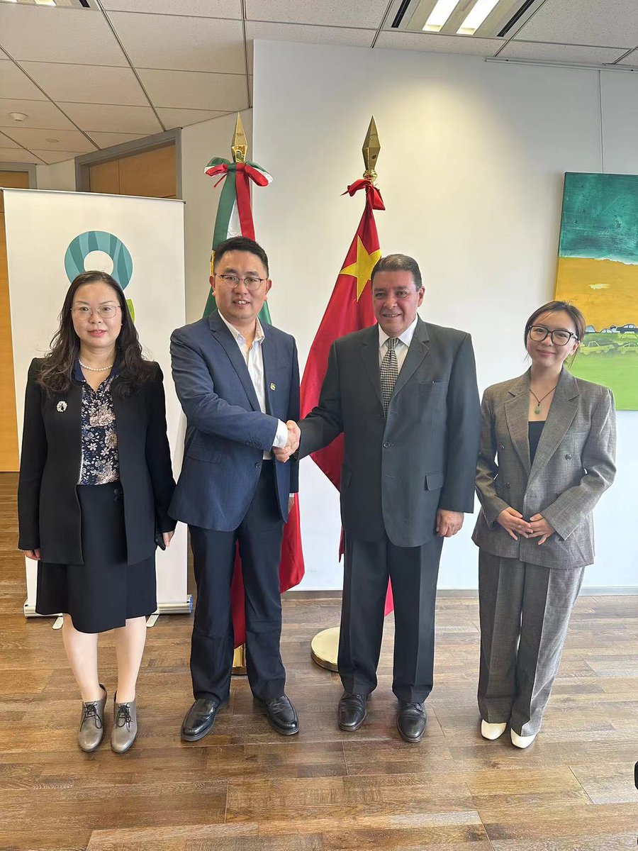El CG <a href="/MIsidro/">Miguel Angel Isidro</a> sostuvo un encuentro con representantes de la empresa Gotion High-Tech, dedicada al desarrollo y producción de energías limpias, con el objetivo de explorar vías de colaboración en dicho ámbito de innovación tecnológica.
<a href="/SRE_mx/">Relaciones Exteriores</a>