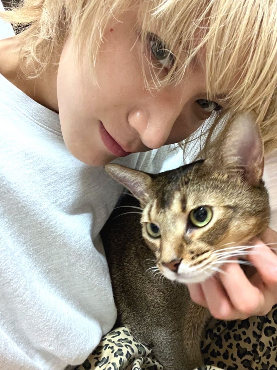 i Love this type of ten and leon photos 🥹