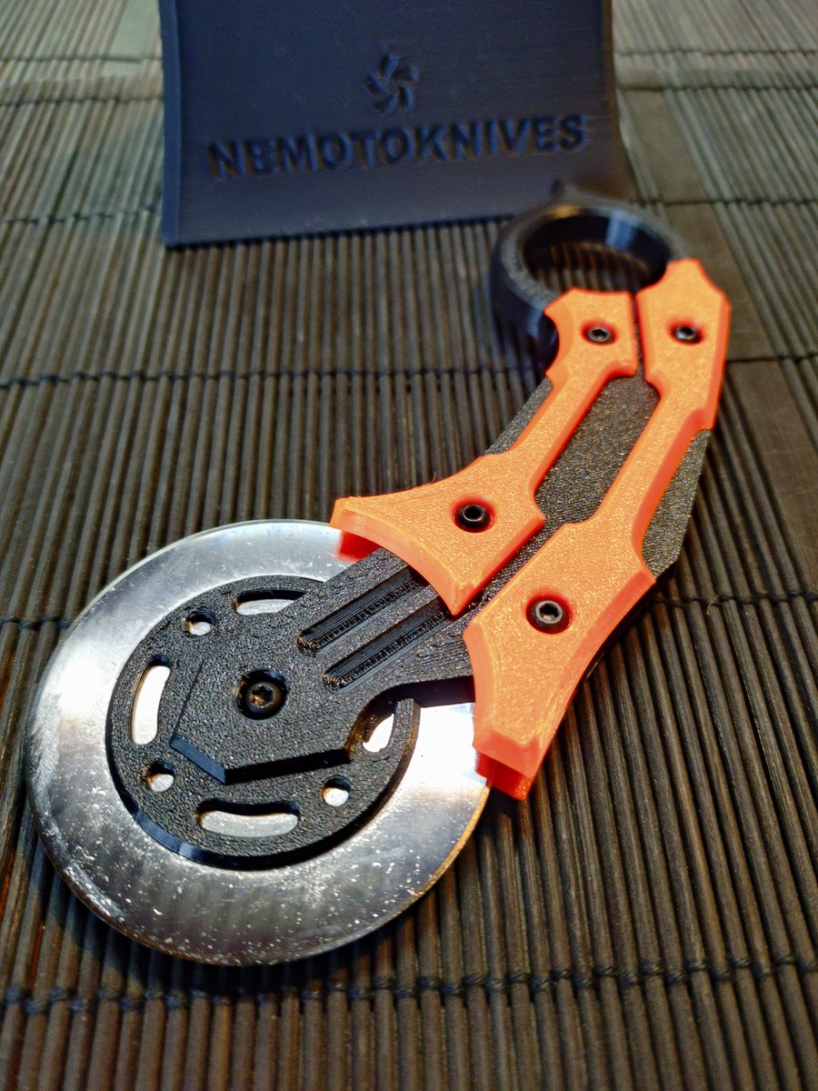 NEMOTOKNIVES's tweet image. ロータリーカッター替刃ホルダー第二弾
CBH-R60-PC01“KREISENMOND" 
クライゼンモント
全長150㎜ 刃長周径60㎜　
重量45g
台座付
オルファ社ロータリーカッター替刃60㎜使用、及びその規格品使用可能
ハンドルカラー：黒、オレンジ、ライトグレーの3種
予約受付開始します、お問い合わせDMよりどうぞ。