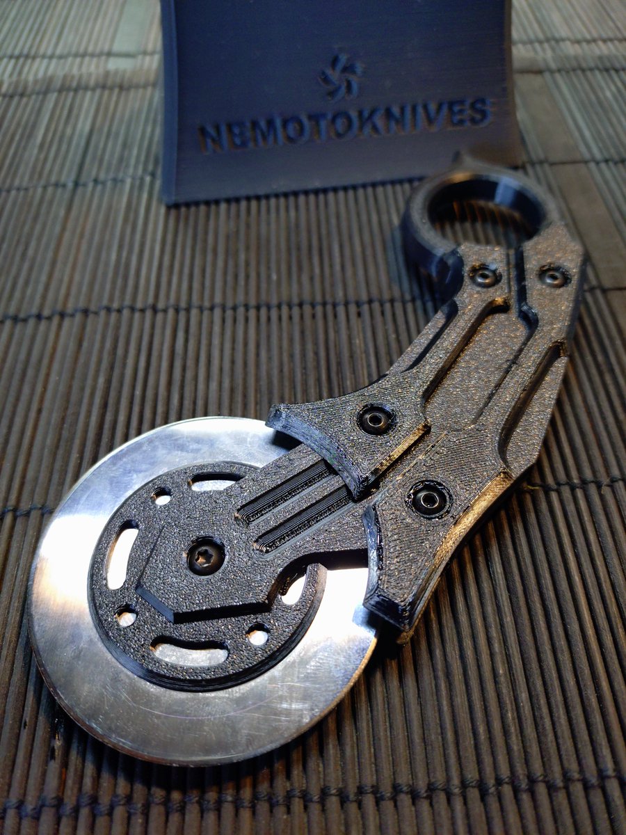 NEMOTOKNIVES's tweet image. ロータリーカッター替刃ホルダー第二弾
CBH-R60-PC01“KREISENMOND" 
クライゼンモント
全長150㎜ 刃長周径60㎜　
重量45g
台座付
オルファ社ロータリーカッター替刃60㎜使用、及びその規格品使用可能
ハンドルカラー：黒、オレンジ、ライトグレーの3種
予約受付開始します、お問い合わせDMよりどうぞ。