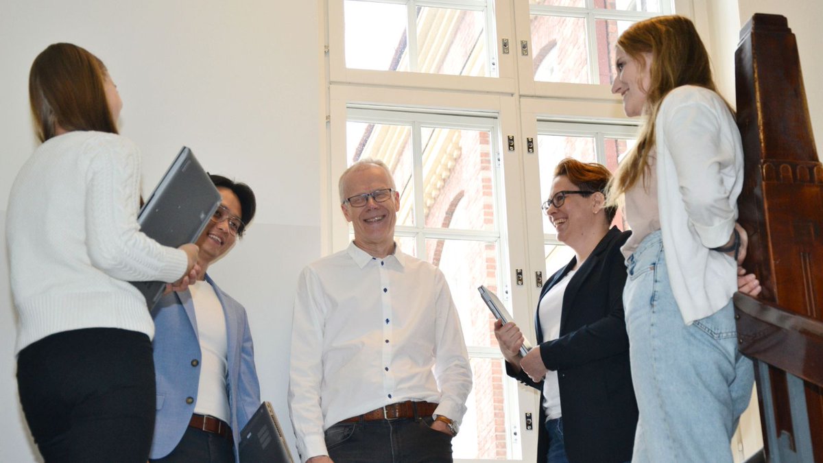 Tehdään yhteistyöstä numeroo! Yhteistyö ja työnjako, neuvottelut, kompromissit sekä sopimuksellisuus yhdistävät tavoitteellista ohjelmatyötä, kaikkea kehittämistä, usein näkymättömiin jäävää taustatyötä ja verkostoihin perustuvaa yhteiskuntaa.
🔗ely-keskus.fi/w/yhteisty%C3%…