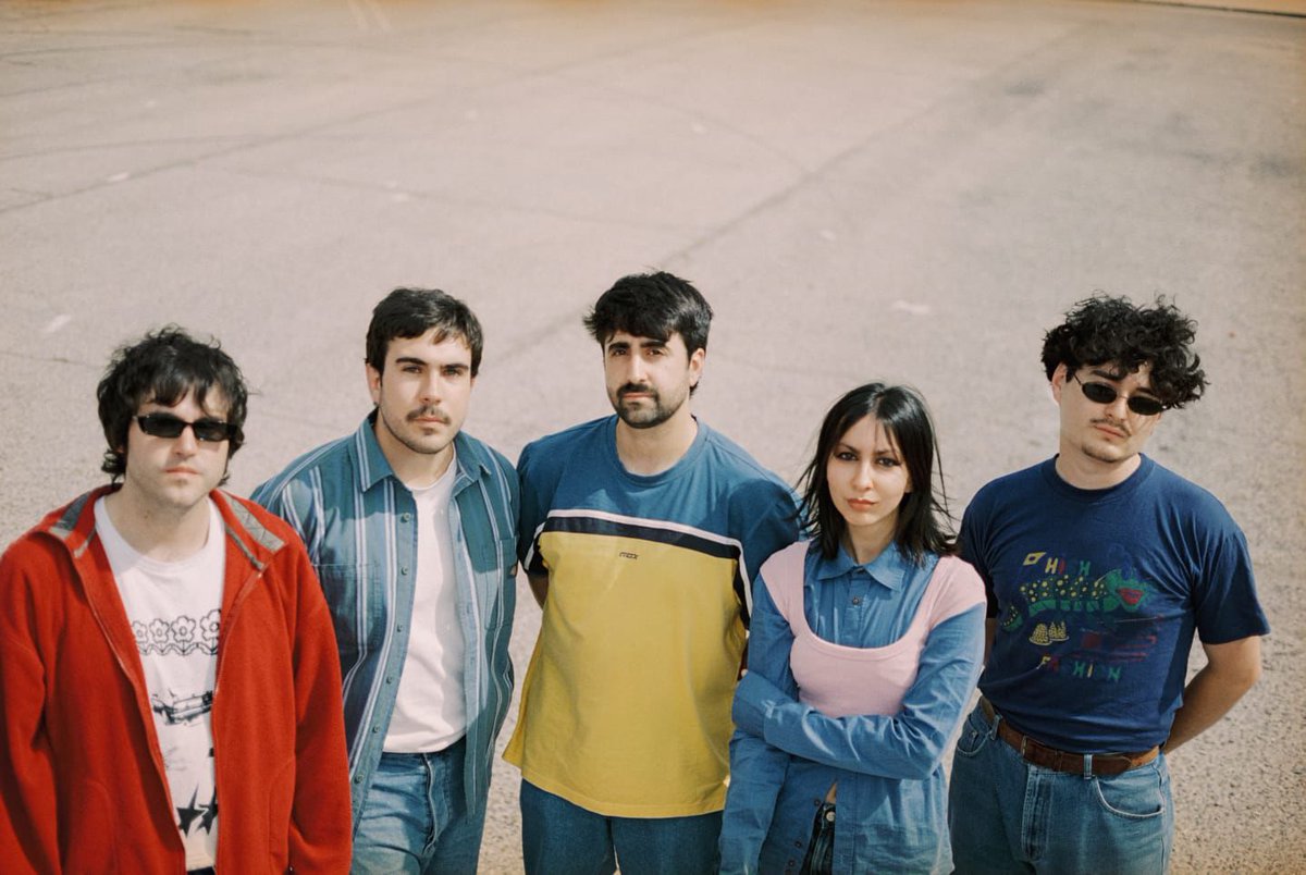 HOY A LAS 00.00H SOLTAMOS

✨ DISTRACCIONES ✨

MAÑANA SERÁ UNA NUEVA ERA PARA ESTA BANDA