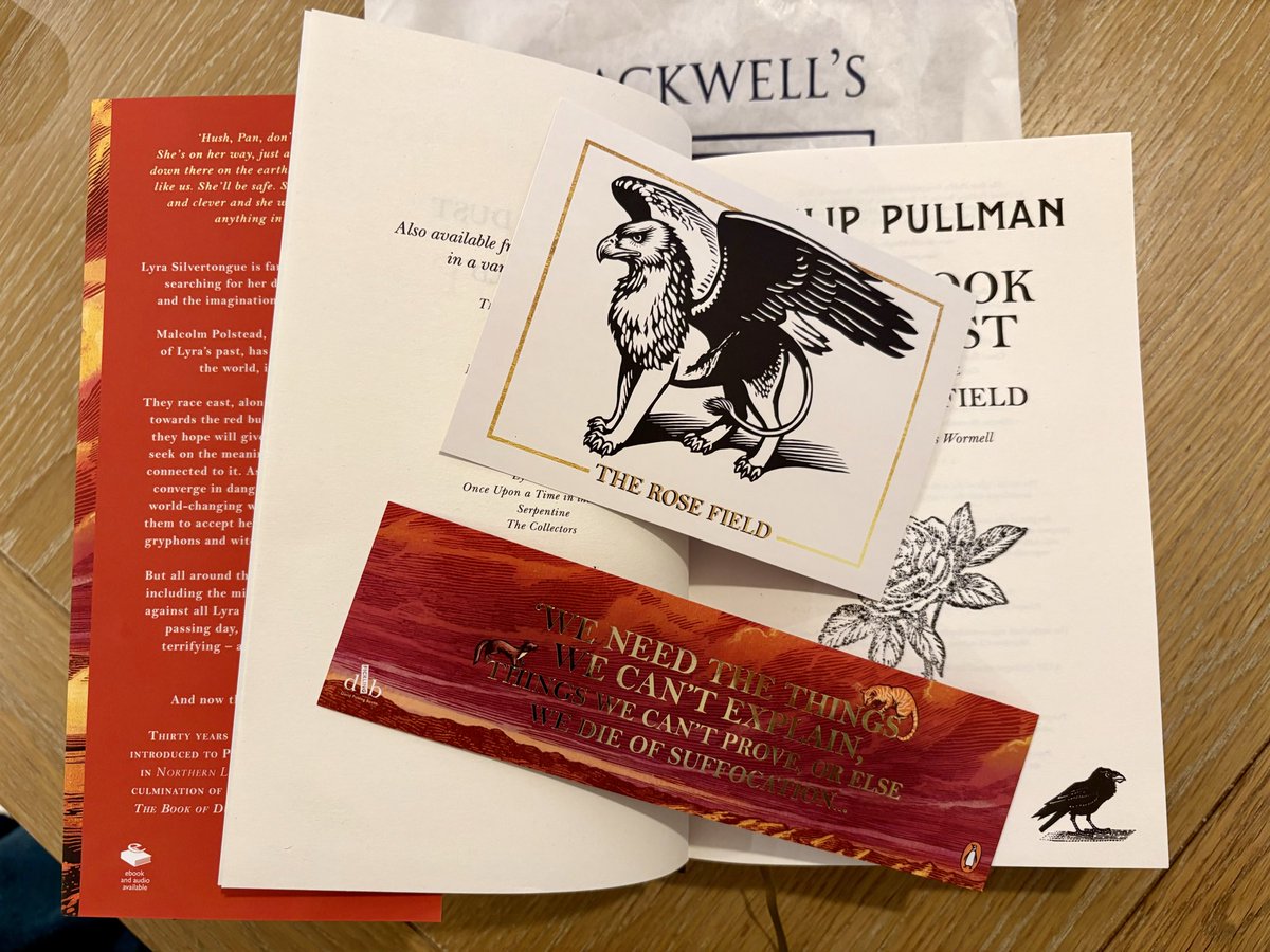 Не свет не заря помчались в книжный на перепродажу последней книги Пулмана. 
Трилогия «Книга пыли». Третий том «Розовое поле». 
Поставили нам фанатский штампик и подарили чуть-чуть мерча :)
Волнуюсь. Это ведь и правда последняя-препоследняя книга. Конец приключений Лиры и Пана.