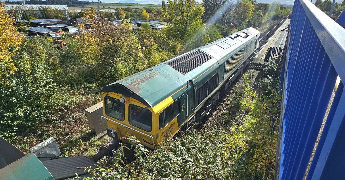 Harrod15S's tweet image. 66620 at Swinton (S.Yorks) this lunchtime working 6M29 Hull Dairycoates Tilcon to Tunstead SDGS (stopped for a driver change too)
#class66 #trains #Freightliner #ukrailfreight #Swinton